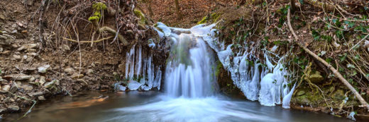 kleiner Wasserfall im Wald