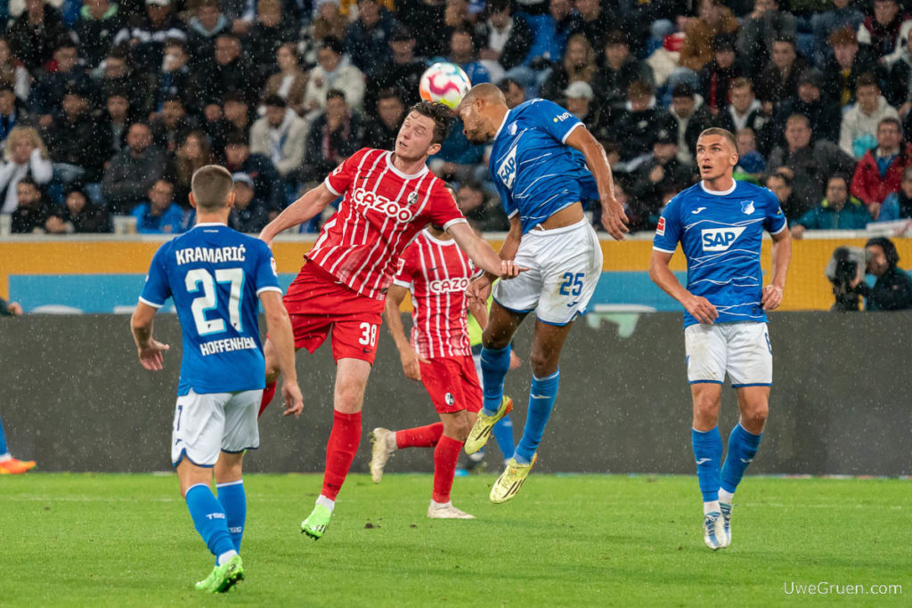 Bundesliga, DFL, Flutlicht, Fussball, Kevin Akpoguma, Michael Gregoritsch, SC Freiburg, TSG 1899 Hoffenheim